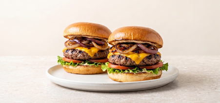 Hamburgery-z-grilla,-z-warzywami-i-grillowaną-cebulką