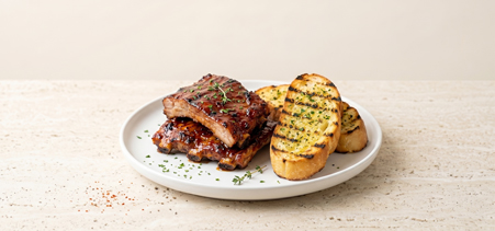 Żeberka-BBQ-z-pieczywem-czosnkowym-z-grilla